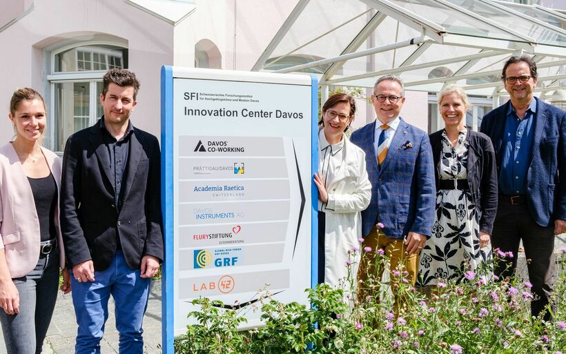 Enge Zusammenarbeit im Prättigau/Davos Lab für neue Lösungsansätze fürs Bergggebiet: Melanie Tamborini und Dominik Knaus (Leitende Prättigau/Davos Lab, FH Graubünden), Valérie Favre Accola (Leiterin Regionalentwicklung Region Prättigau/Davos), Jürg Kessler (Rektor FH Graubünden), Ulrike Zika (Leiterin Departement Entwicklung im alpinen Raum, FH Graubünden), Georg Fromm (Geschäftsführer Region Prättigau/Davos). (v.l.n.r.)