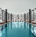 Schwimmbad im Glaskubus des Hotels Waldhaus in Flims.