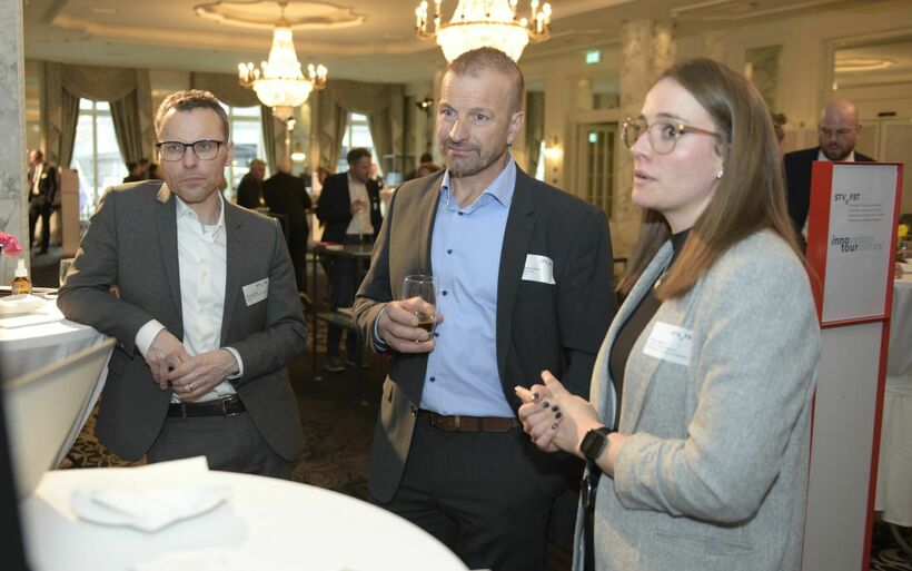 Richard Kämpf, Nationalrat Andreas Gafner (SVP), Romy Bacher, Leiterin Nachhaltigkeit beim Schweizer Tourismusverband STV