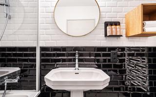 Die Bäder im «Braunbär» wurden teilweise im Retrostil neu gestaltet.