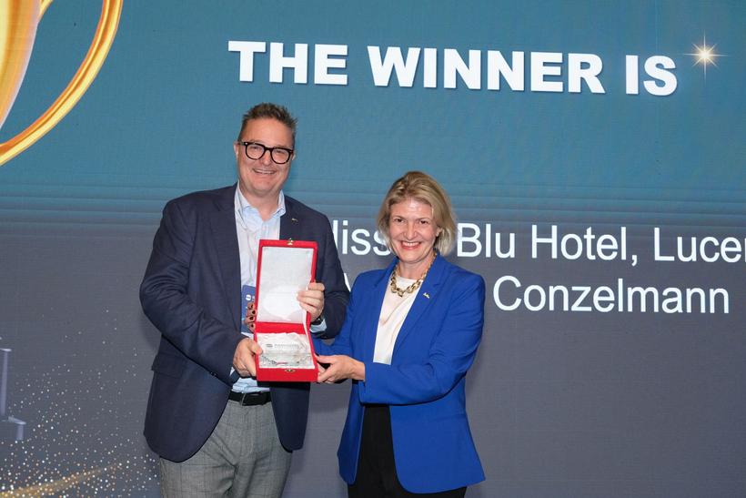 Inge Huijbrechts übergibt den Preis an Markus Conzelmann, General Manager des Hotel Radisson Blu Luzern.