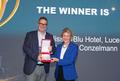 Inge Huijbrechts übergibt den Preis an Markus Conzelmann, General Manager des Hotel Radisson Blu Luzern.