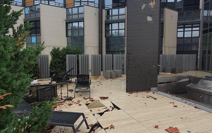 Grand Hôtel des Endroits: les dégâts autour de la piscine.