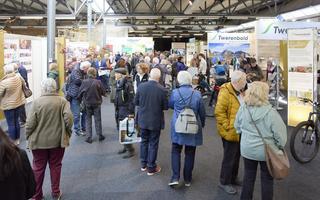 Personen an der Messe zum Jubiläum von Twerenbold Reisen