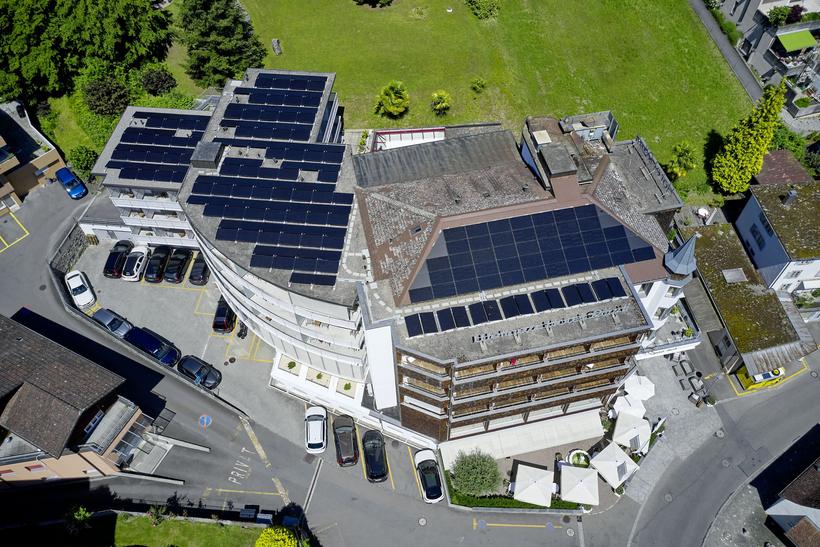 Immer nachhaltiger: Das Hotel Rössli Gourmet & Spa in Weggis hat im Rahmen des Programms «Climate Actions 4 Companies» die bestehende Fotovoltaikanlage auf dem Dach erweitert – nebst zahlreichen anderen Massnahmen.