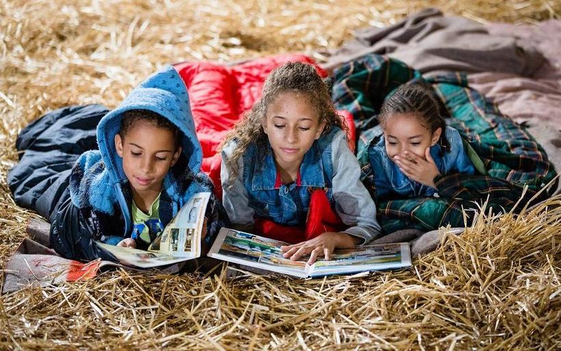 Des enfants jurassiens sur la paille