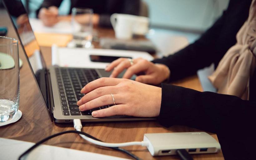 Image symbolique Femme avec un ordinateur portable