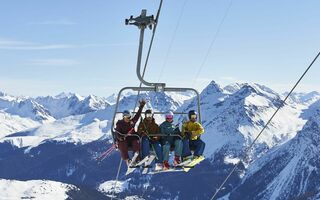 Menschen auf dem Skilift in der Region Arosa