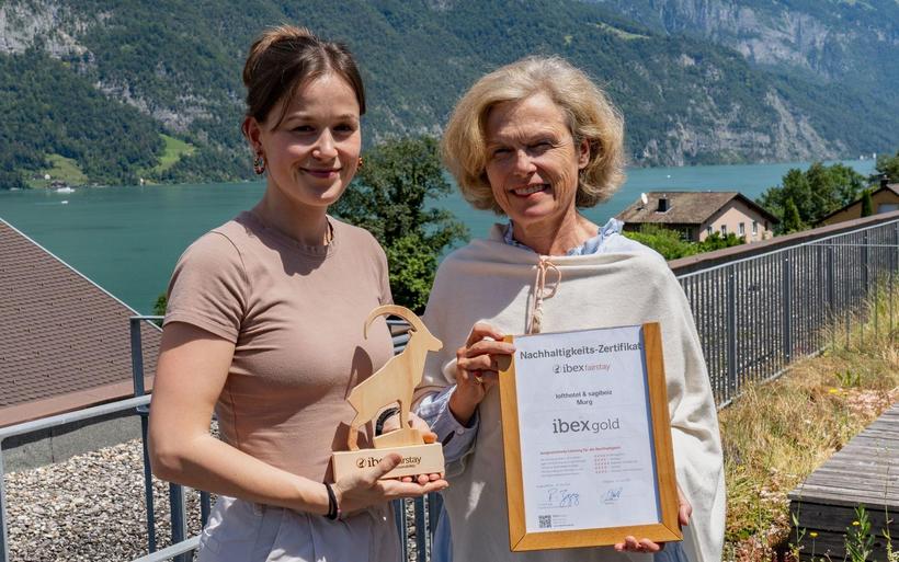 Gruppenbild mit der Auszeichnung