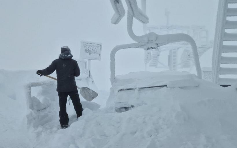 Brume et neige au sommet de Glacier 3000