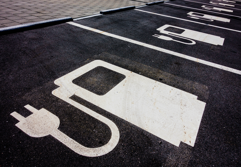 Parkplatz für E-Autos mit Ladestation