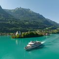 Schiff auf dem Brienzersee vor Iseltwald