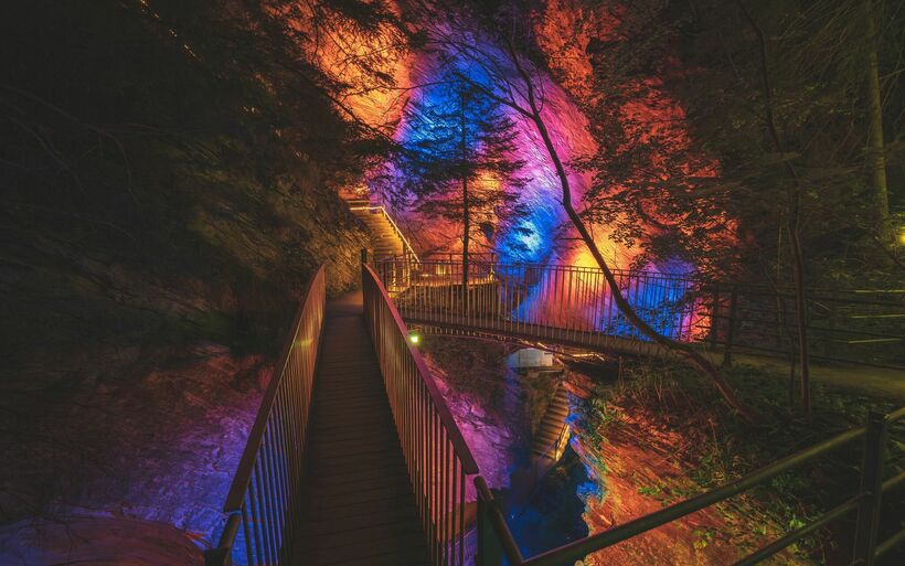 Schlucht in farbiger Beleuchtung