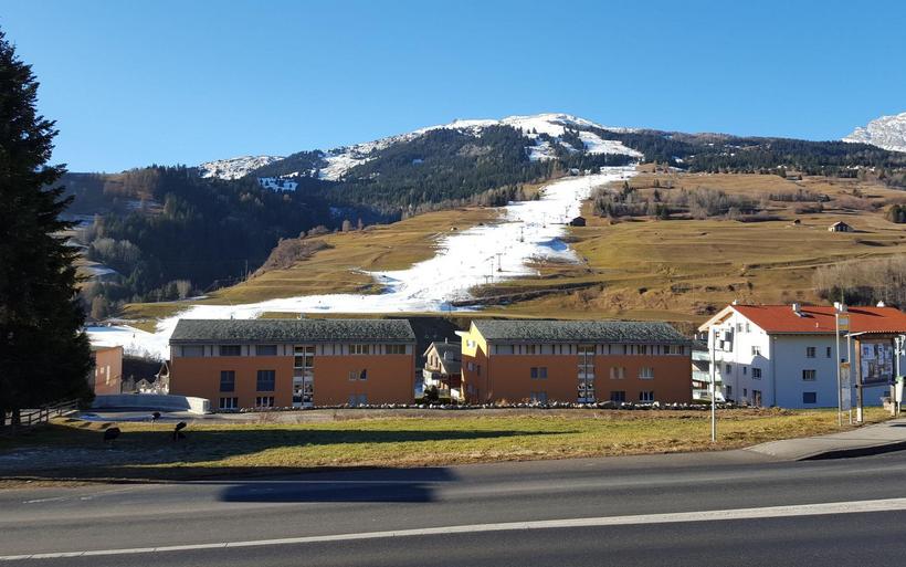 Streifen künstlicher Schnees in Savognin