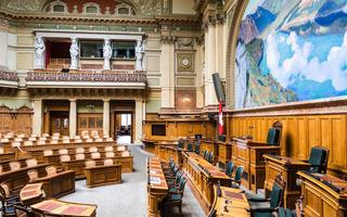 Seitenansicht des Saals im Bundeshaus, wo das Schweizer Parlament tagt.