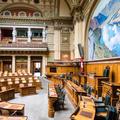 Seitenansicht des Saals im Bundeshaus, wo das Schweizer Parlament tagt.
