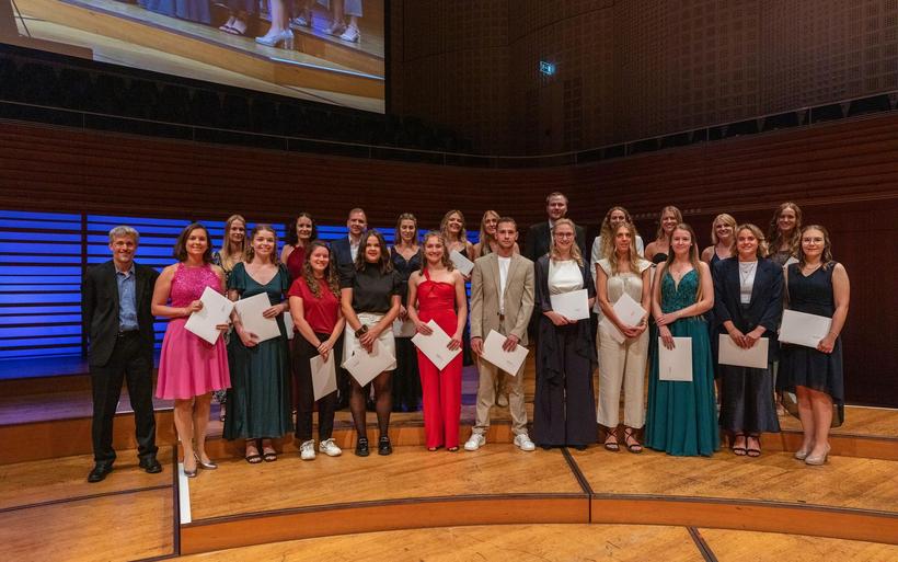 Die Absolventinnen und Absolventen der Hoschule Luzern mit dem Bachlor-Major Tourismus