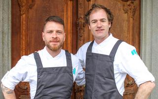 Die beiden Familienväter Simon Romer (l.) und Thorsten Reichertz teilen sich den 7-Tage-Betrieb auf Schloss Wartegg.