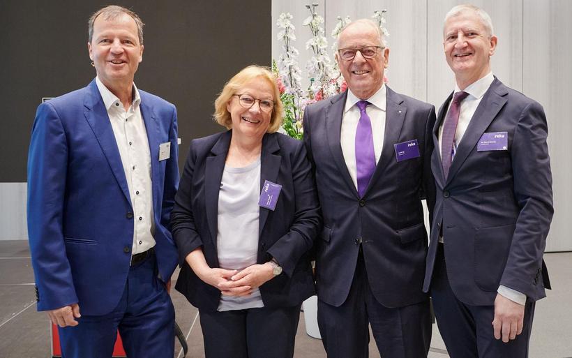 Reka-Verantwortliche mit alt Bundesrat Ogi