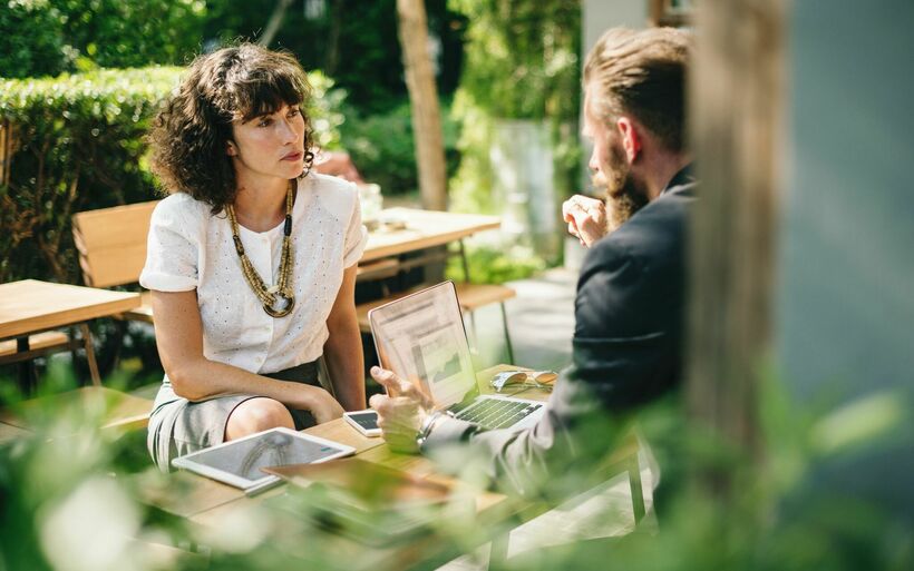 Ein persönliches Gespräch zwischen Bank und Investor ist für eine erfolgreiche Betriebsfinanzierung unumgänglich.