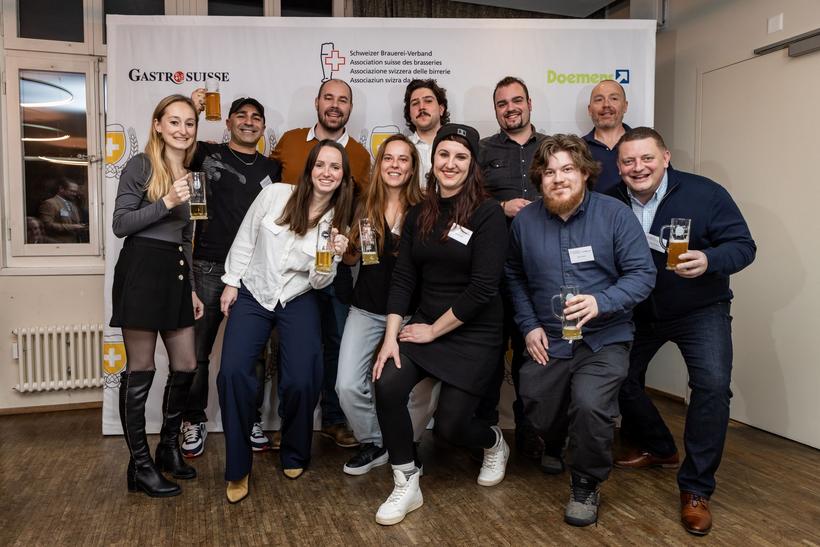 Die neuen Bier-Sommelièren und Bier-Sommeliers aus der Romandie bei der Zertifikatsübergabe