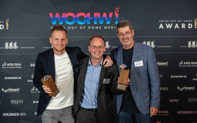 Nehmen den «Swiss Out of Home Award» entgegen: Christoff Strukamp, Creative Director Zimmermann Communications, Kaspar Weber, Vizedirektor Ticino Turismo, mit, Rolf Zimmermann, Firmeninhaber von Zimmermann Communications (v.l.)