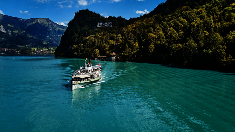 Ein Schiff fährt auf dem Brienzersee