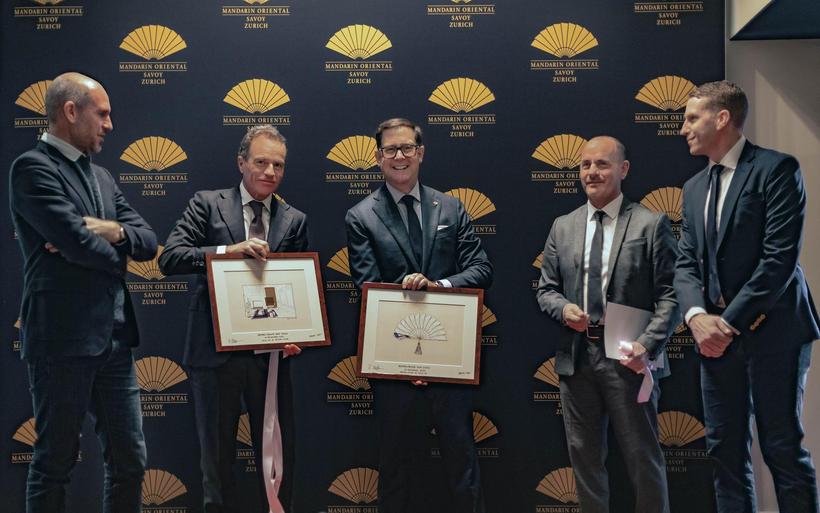 Tristan Auer, Innenarchitekt, Rolf Kaufmann, Verwaltungsratspräsident Allco AG Totalunternehmung, Mark Bradford, General Manager des Hotel Mandarin Oriental Savoy Zurich, Urs Meier, Geschäftsführer, Allco AG, mit Daniel Agner, Projektleiter Allco AG (v.l.)