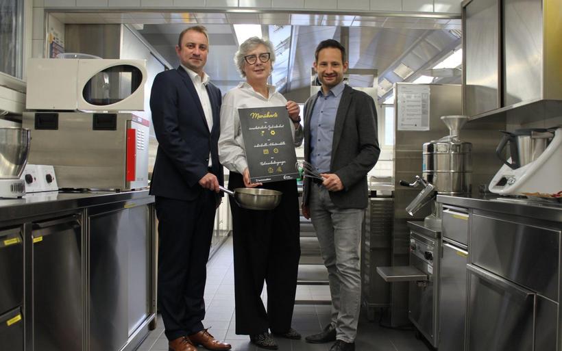 Frieder Voll, Co-Projektleiter von der Fachhochschule Graubünden, Anke Gähme, Leiterin Unia Ostschweiz-Graubünden, und Marc Tischhauser, Geschäftsführer Gastro Graubünden, (v.l.) präsentieren die neue  «Menükarte gegen Fachkräftemangel».