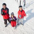 Chinesische Familie im Schnee