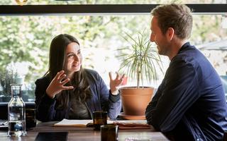 Deux personnes se parlent