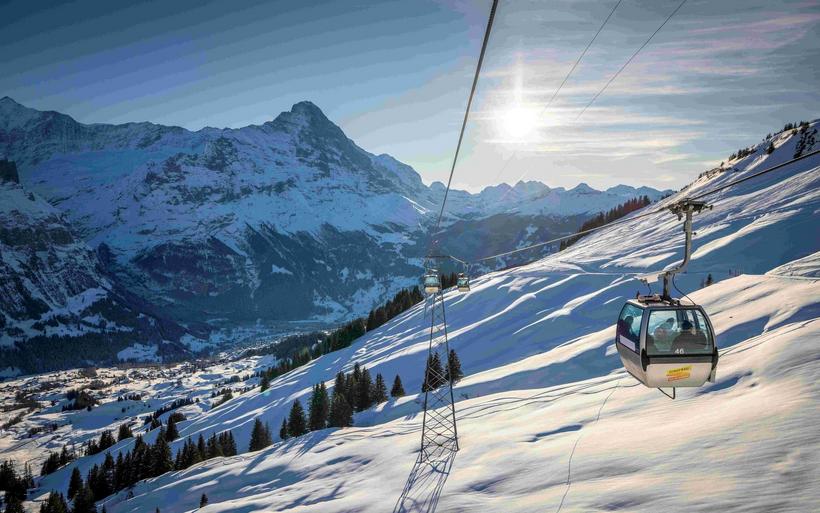 Firstbahn im Winter mit Blick auf Grindelwald