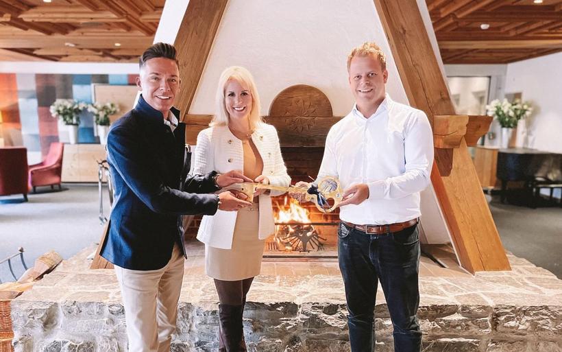 Symbolische Schlüsselübergabe im Sunstar Grindelwald: das neue Direktionspaar Marcel und Cornelia David und ihr Vorgänger Sven Briseid.