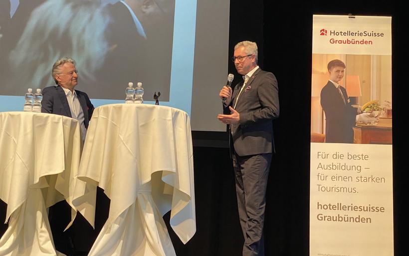Der Präsident des Regionalverbandes HotellerieSuisse Graubünden Ernst Aschi Wyrsch im Gespräch mit Martin von Moos, Präsident von HotellerieSuisse (v.l.)