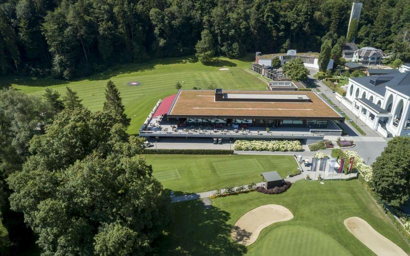 Goldplatz mit Restaurant Gladys