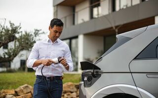 Einfach und bequem laden im Hotel: Elektroauto an die Ladestation anschliessen, Ladestation-Nummer an der Réception melden. Nutzung und Ladestrom werden über die Hotelrechnung belastet.