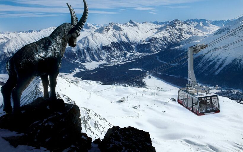 Steinbock-Statue vor Gondelbahn