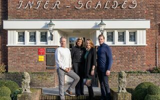 Vor der neuen Wirkungsstätte, dem Manoir Inter Scaldes von Sanne  und Jeroen Achtien zusammen mit den Besitzern, Jannis und Claudia Brevet (links).