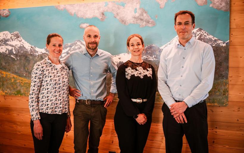 Vier Personen stehen in einer Hotellobby