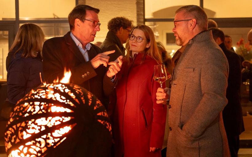 Die Gäste des Polit-Dîners genossen das Apéro draussen bei Feuerschalen ein. Im Bild: Andreas Züllig, Präsident HotellerieSuisse, Nicole Brändle Schlegel, Leiterin Arbeit, Bildung, Politik, im Gespräch mit Thomas Rechsteiner, Nationalrat die Mitte (v.l.)