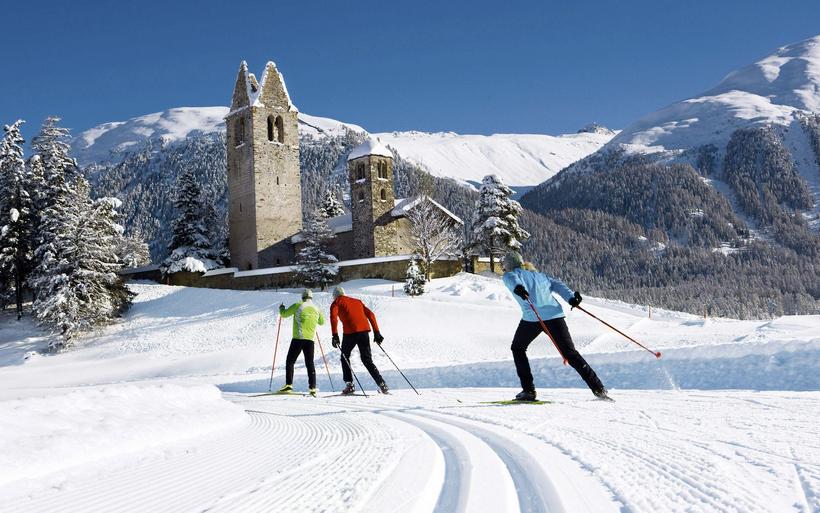 Drei Personen am Langlauf-Ski fahren